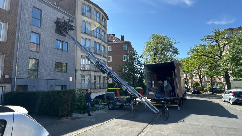 Mitarbeiter von STURM RELOCATIONS beim Umzug in Nürnberg: professionelle Umzugsfirma